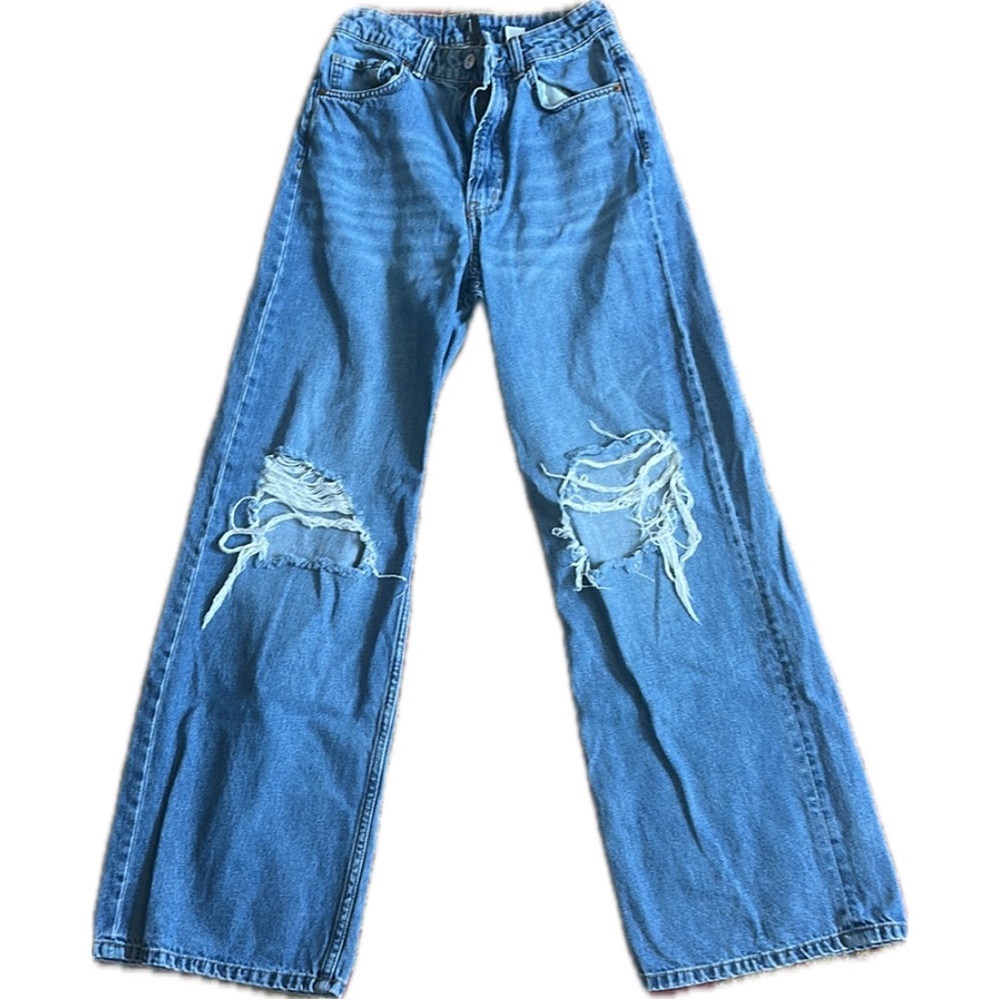 Wide leg jeans with knee rips